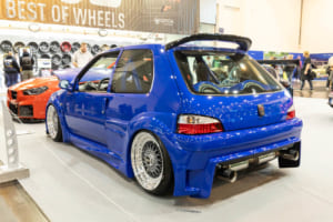 プジョー106：デカいウーファーと2本出しのマフラーが印象的。