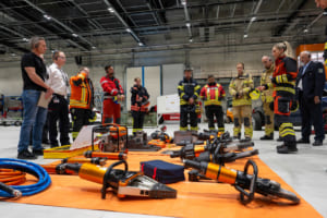 MB 4 Rescueは、ドイツ消防推進協会(VFDB)との共同開発であり、ドイツ、オーストリア、スイス、オランダの緊急対応要員のインストラクターに加え、メルセデス・ベンツAGのドイツ国内ほぼ全工場の消防隊が参加。救助隊員は、CLA、EQE(BEV)、EQS(BEV)、GLE、CLEといった現行のメルセデス・ベンツモデルで訓練を受けた。手前には各種の特殊救助工具がある。