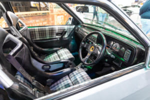 1989年式フォード・エスコート：911GT3の純正シートに変更。ドア内張りもシートに合わせている点がニクい。