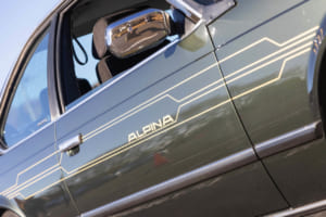 1985年式 アルピナ B9 3.5クーペ（E24型）：ゴールドのアルピナストライプもB9 3.5クーペの精悍さを引き立てている。