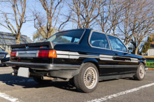 1982年式アルピナC1 2.3：デコラインとリアスポイラーが見る者に普通のBMWではないことをアピール。