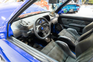 プジョー106：メーターをセンターに移動してスピーカーを追加。メーター自体は純正のもの。