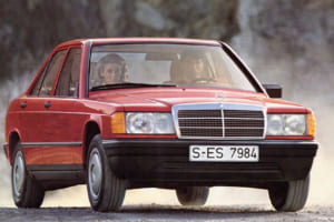 1982年「世界初の画期的なマルチリンク・リアサスペンション」を搭載した190/W201シリーズ。