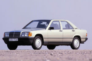 1982年「世界初の画期的なマルチリンク・リアサスペンション」を搭載した190/W201シリーズ。