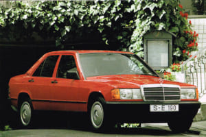 1982年「世界初の画期的なマルチリンク・リアサスペンション」を搭載した190/W201シリーズ。