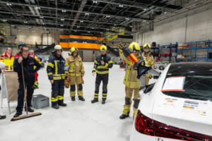 写真は特殊大型ハサミで、頑丈なサイドドアを開けようとしているところ。