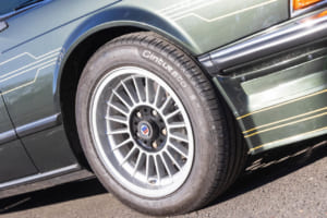 1985年式 アルピナ B9 3.5クーペ（E24型）：16インチホイールは端整な造形で、圧倒的なトルクとパワーを受け止めている。