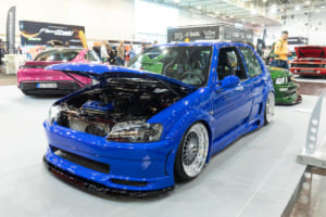 プジョー106：拡大された前後フェンダーにはBBSの17インチホイール。PCDも108から100へと変更される。