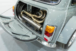 VTEC MINI：トランクフードを開けるとマフラーとホンダ製K20エンジンが。