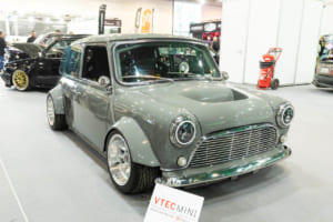 VTEC MINI：拡大されたトレッドと大幅に落とされた車高がタダモノじゃない感満点。