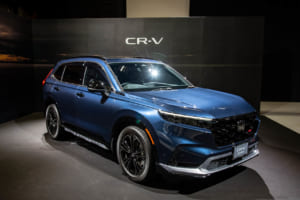 新型ホンダCR-V RS ブラックエディション：キャニオンリバーブルー・メタリック／ホンダアクセス純正アクセサリー「タフプレミアム」装着車
