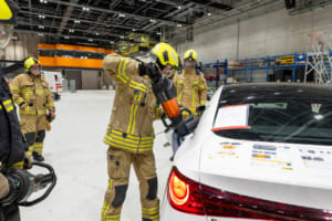 写真は特殊ドリル工具でリアサイドドアを開けようとしているところ。