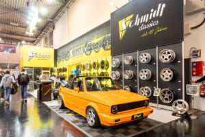 根強い人気のヤングタイマー世代。ホイールメーカーも当時風のホイールを多く出展していました。