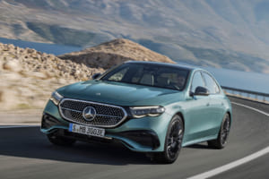 コーナーリング時にニュートラルに近い弱アンダーステアなら、少しずつ切り足して行けばよいので、いわば、誰にでも容易に運転できる。写真はEクラス/W214。