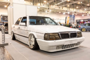 こちらのランチア・テーマはエアサスでシャコタンにしただけじゃなく、エンジン周りにも一通り手が入りミッションはデルタから移植。