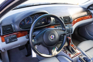 2002年式アルピナ B3 3.3 リムジン（E46後期型）：グレーレザーの内装やハーマン カードンのサウンドがこだわりのポイント。