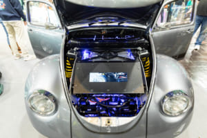 フォルクスワーゲン・ビートル：ボンネットの中にはなぜかモニターが。