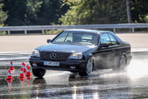 コーナーリング時にニュートラルに近い弱アンダーステアなら、少しずつ切り足して行けばよいので、いわば、誰にでも容易に運転できる。写真はSクラスクーペ/W140。