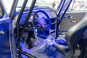 フォルクスワーゲン・ビートル：シンプルな雰囲気のインテリア。ペダル類はBMW 1シリーズの物。