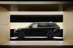 レンジローバー「SVブラック」、その姿はステルス機。漆黒を極めたモダンラグジュアリーの純度