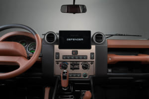 クラシック・ディフェンダーV8に追加された「オクタ」仕様