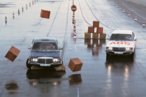 ABS(アンチロック・ブレーキング・システム)が世界に先駆けて1978年Sクラス/W116にオプション設定で4輪に搭載。写真は濡れた路面でのABSアンチロックブレーキシステム装着車(右)と非装着車の比較テスト。