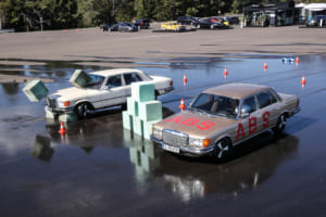 ABS(アンチロック・ブレーキング・システム)が世界に先駆けて1978年Sクラス/W116にオプション設定で4輪に搭載。写真は濡れた路面でのABSアンチロックブレーキシステム装着車(右)と非装着車の比較テスト。