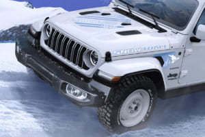 ジープ・ラングラーに150台の限定車「スノートレース」登場。ウィリスの魂を宿す2-Wayホイールと“雪男”の遊び心