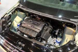 フォルクスワーゲン・キャディ：キレイに収まったゴルフRのエンジン。