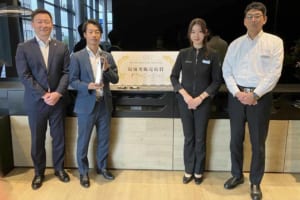 メルセデス・ベンツ八王子 左から 太田マネージャー、熊谷センター長、柴田プロダクトエキスパート、酒井マネージャー