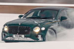 「吊るし」の怪物、北極圏を駆ける。ベントレー・フライングスパーが氷上で示した、物理法則をねじ伏せる「スタビリティ」の極致