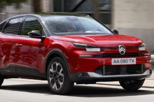 フランスの前衛が纏う、黒のコントラスト。シトロエン「C4マックス・ハイブリッド」がブラックルーフの新仕様へ