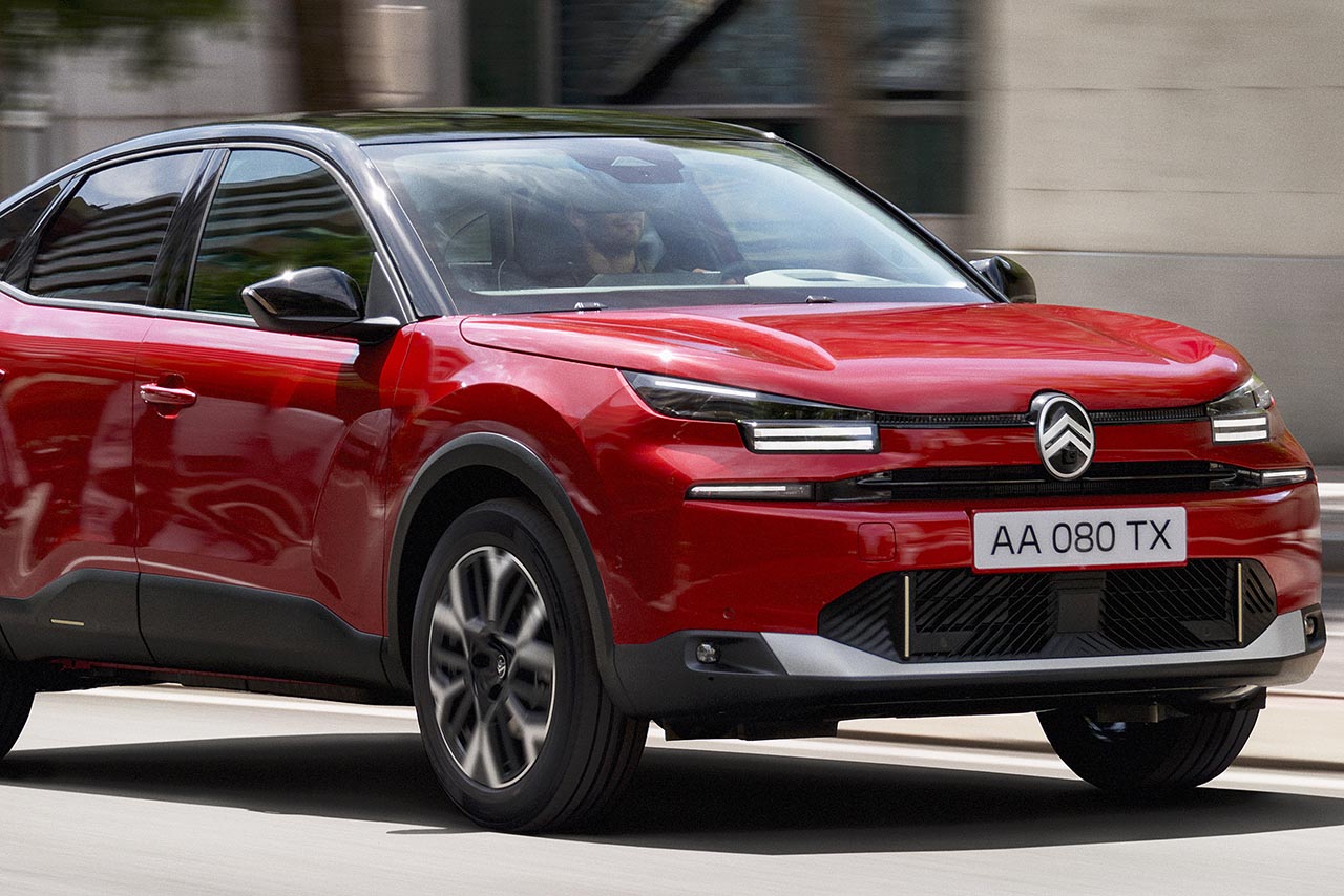 フランスの前衛が纏う、黒のコントラスト。シトロエン「C4マックス・ハイブリッド」がブラックルーフの新仕様へ