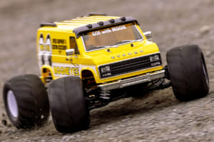 【激熱コラボ】京商 × MOONEYES！ あの「アイコニックなイエロー」を纏った最強のカスタムRCカーが爆誕、その名も「マッドバン」！