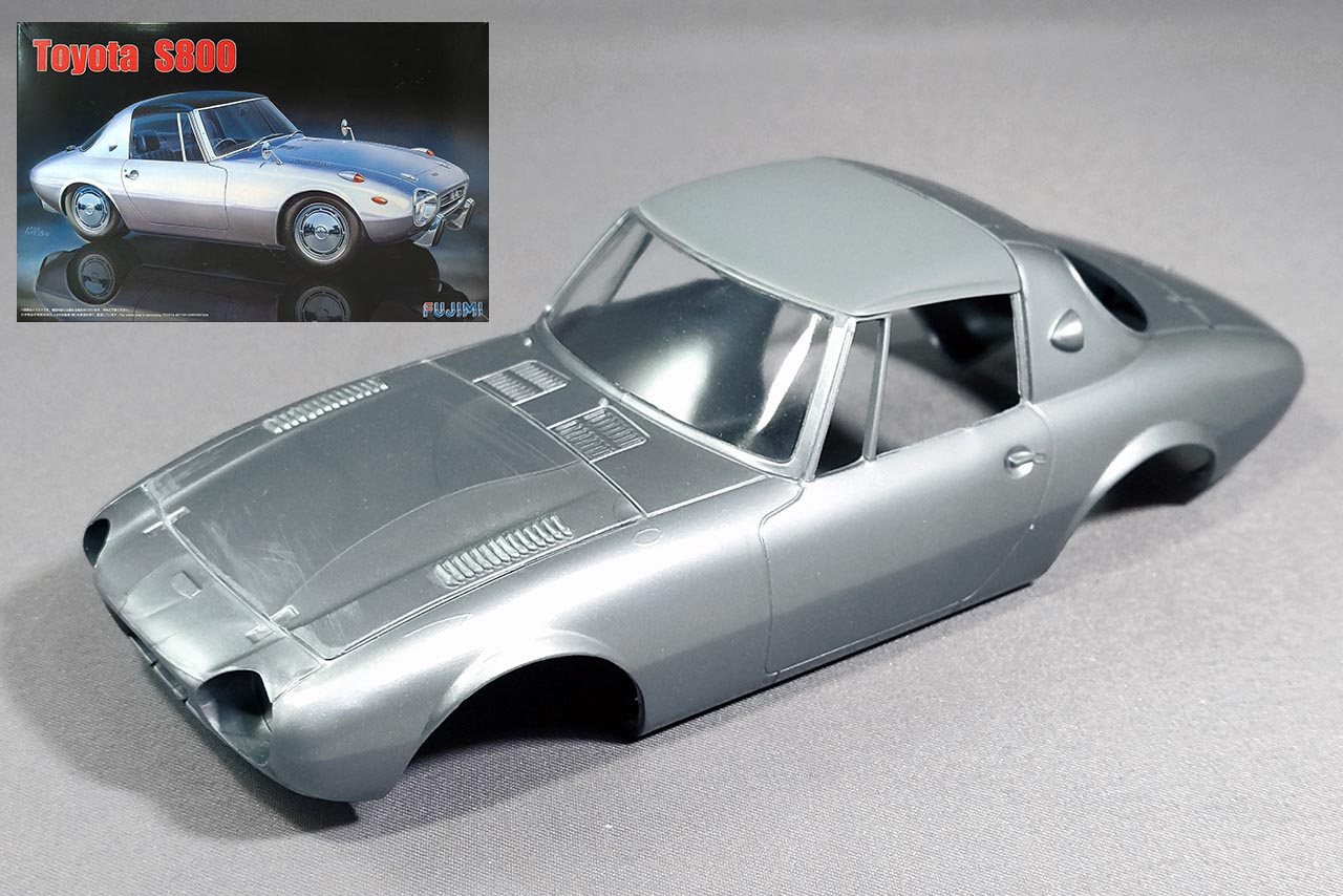 まずはガラス部品をボディに接着！ フジミ製「ヨタハチ」プラモをイマドキ流の作り方で仕上げてみよう！ 第1回【LE VOLANT モデルカー俱楽部】