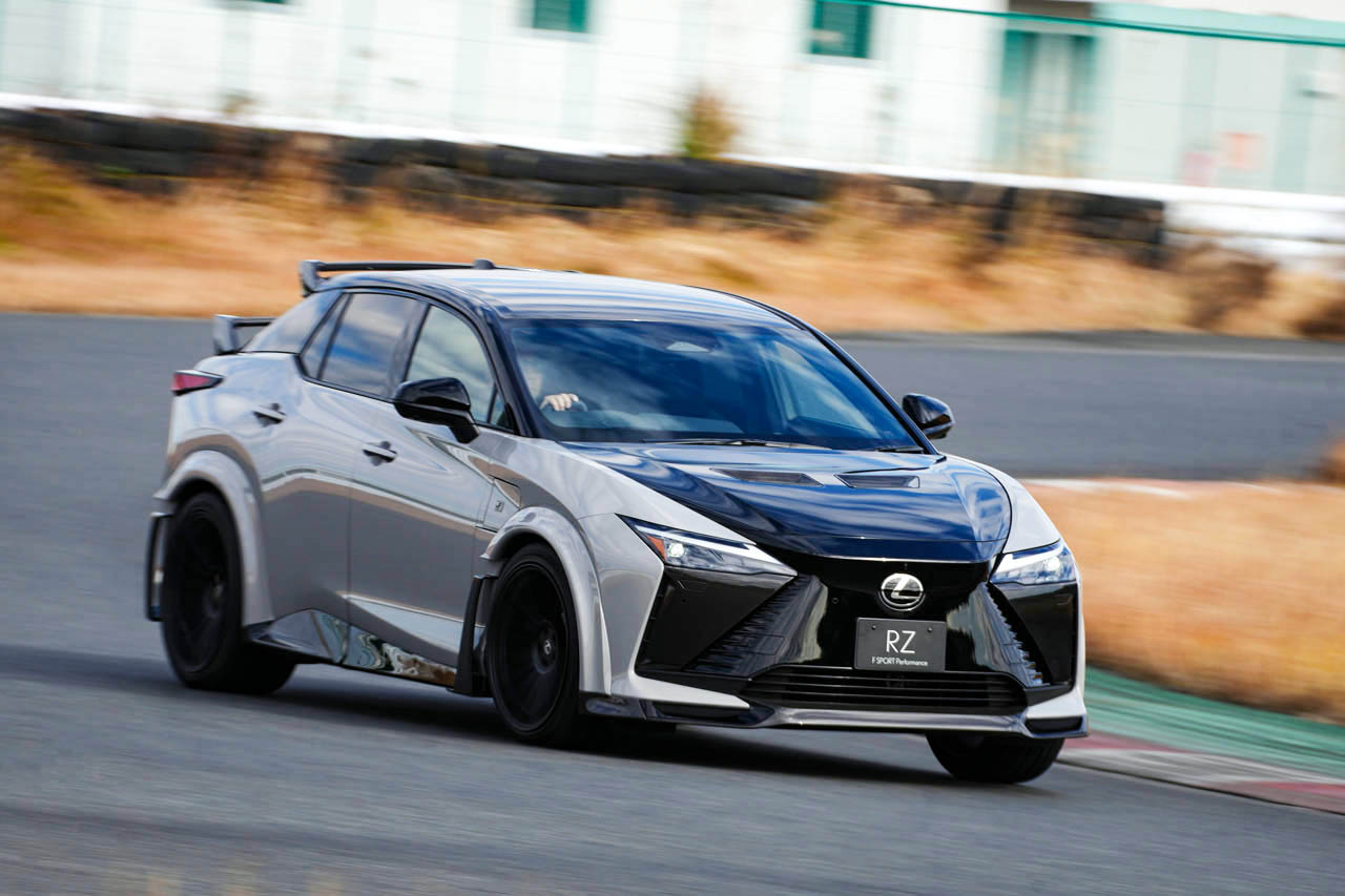 EVに仮想8速MT×ステアバイワイヤの衝撃！「レクサスRZ」が大幅改良で手に入れた“操る歓び”《LE VOLANT LAB》
