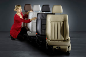 シートもメルセデス・ベンツは人間工学（エルゴノミクス）だけでなく、生理学、心理学を取り入れ、人間を中心に安全設計している。