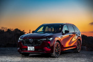 マツダ CX-80 XDハイブリッド プレミアムスポーツ：アーティザンレッドプレミアムメタリック