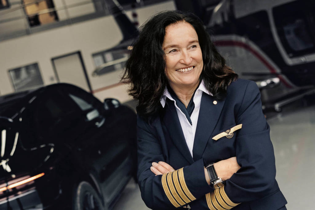 ルフトハンザの女性機長コーデュラ・プラウムさんとポルシェ・マカンGTS