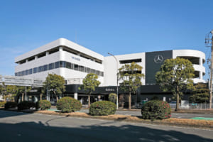 創業111周年のヤナセ、最新CI導入の「メルセデス・ベンツ港北」へ。デジタル時代に問う“人対人”の真価