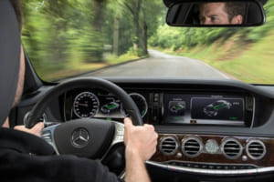 メルセデス・ベンツのステアリングを握りドライブしていると、その操作類にメルセデス・ベンツ独自の安全対策が施してあることに必ず気付く。写真はSクラス／W222。