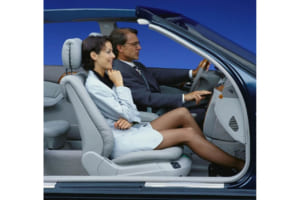 操作類は容易に手の届く位置に設置した中央集中型で、扱いやすくなっている。写真はSクラス／W220。