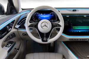 最新モデルでもドライバーの手の届きやすい位置に操作類は設置されているので、運転に集中でき安全である（メルセデス・ベンツの伝統）。写真はEクラス／W214。