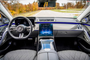 メルセデス・ベンツでは、高めのシート位置と広くて優れた視界が安全運転に不可欠だと考えている。写真はSクラス／W223。