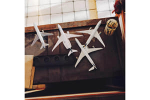 ルフトハンザの女性機長コーデュラ・プラウムさんとポルシェ・マカンGTS