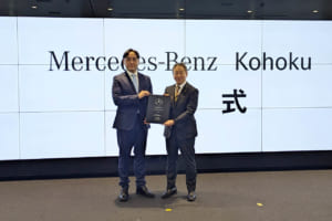 株式会社ヤナセ 代表取締役社長執行役員 森田 考則氏（右）と、メルセデス・ベンツ日本合同会社 社長 兼 CEO ゲルティンガー 剛氏（左）