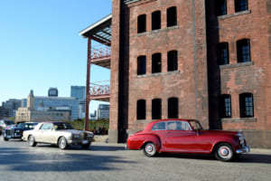 続々と会場入りするエントリー車両たち。先頭はベントレーRタイプの特装スポーツサルーン。