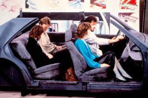 室内空間を設計する重要なポイントは人間を最優先すること。写真はSクラス／W140。