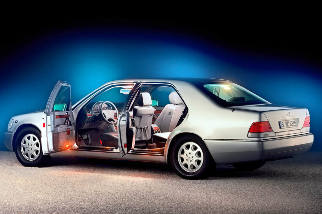 室内空間を設計する重要なポイントは人間を最優先すること。写真はSクラス／W140。