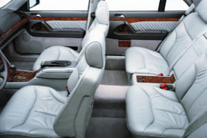 室内空間を設計する重要なポイントは人間を最優先すること。写真はSクラス／W140。